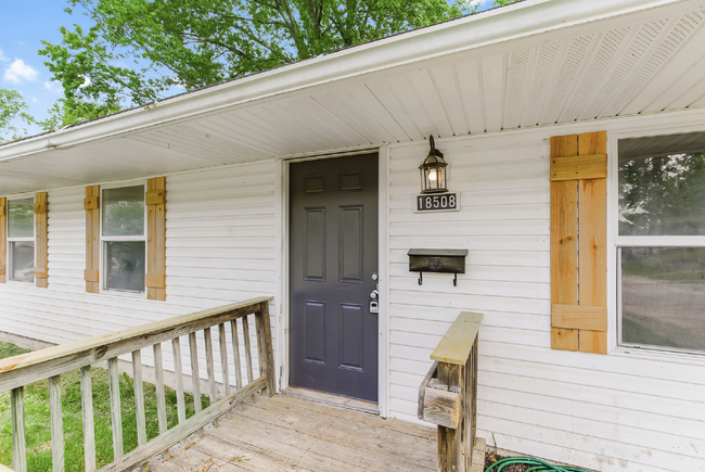 Building Photo - Freshly Renovated Ranch Style Home!!