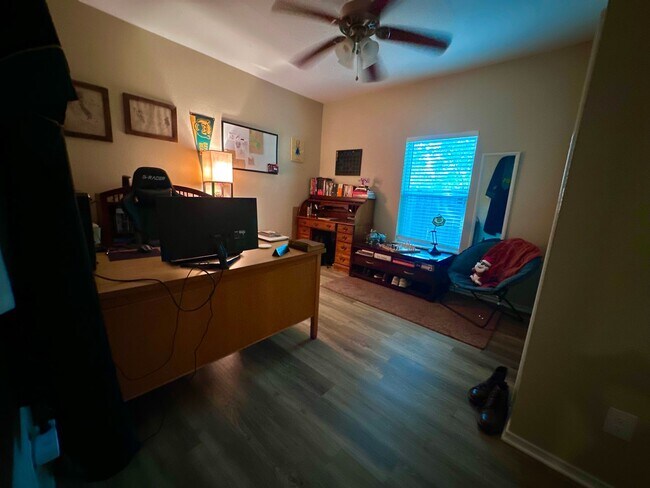 Building Photo - Charming 3/3 House in with Covered Parking Near Campus!