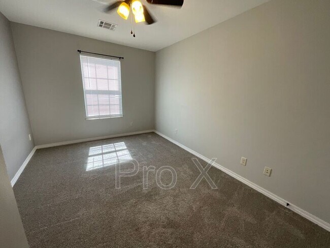 Building Photo - 618 Easton Dr