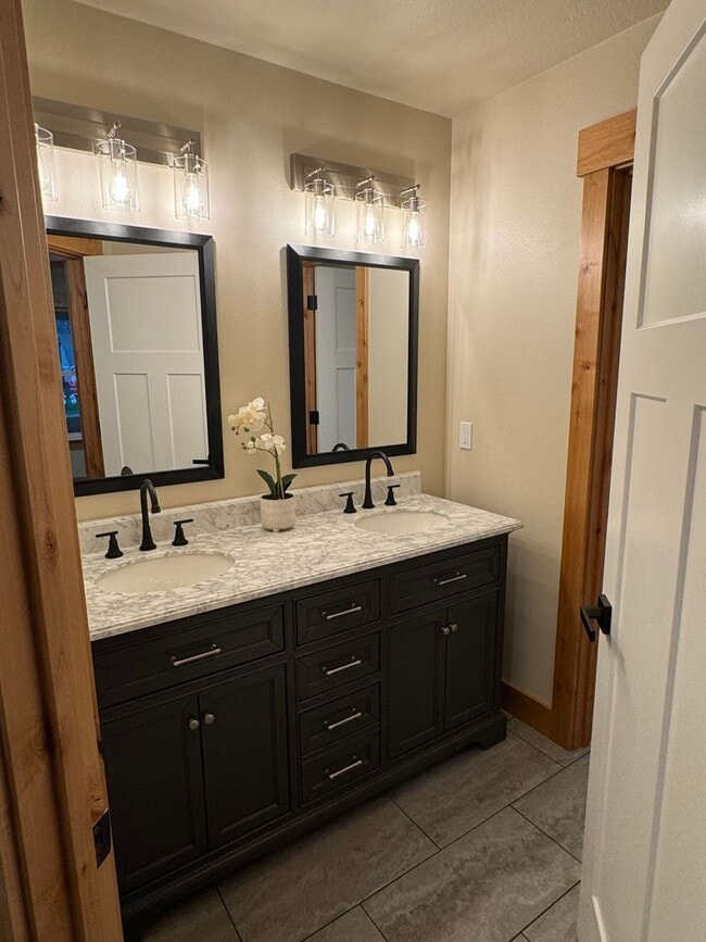 Building Photo - Brand New Private Bella Ridge 4 Bedroom 2.5 Bath Home Near Golf and Lewis & Clark Elementary School