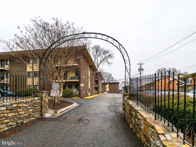 Building Photo - Cozy 2BD 1BTH beautifully updated condo in Suitland ready for move in