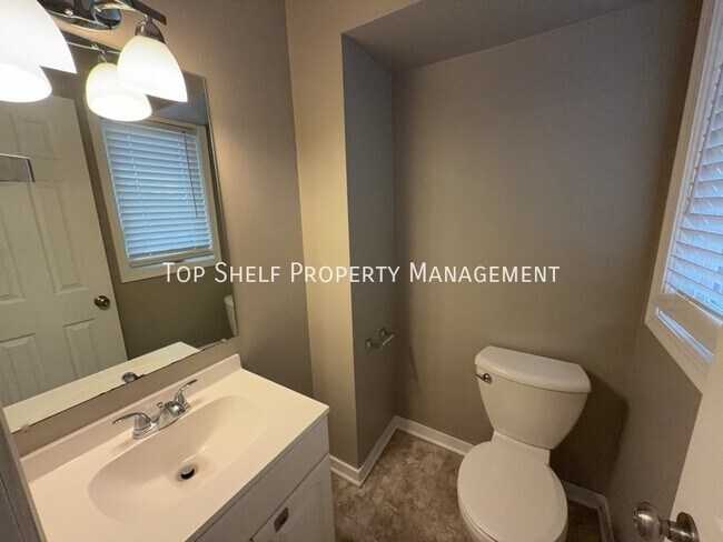 Building Photo - 302 E Park Ave