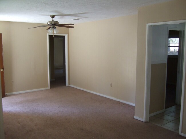 Building Photo - 626 Meadowview Dr
