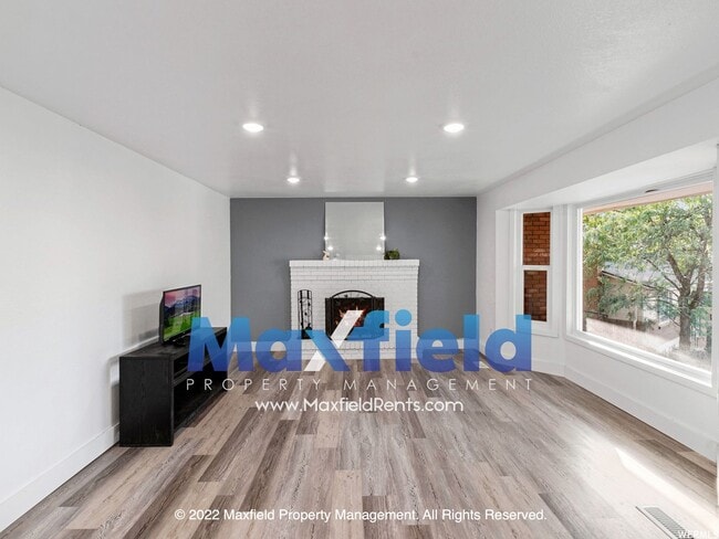 Building Photo - Sandy Rambler 4 BD 3.5 BA 2 GAR Home locat...