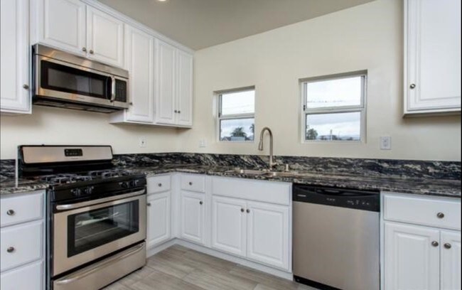 Kitchen - 1312 S Victoria Ave