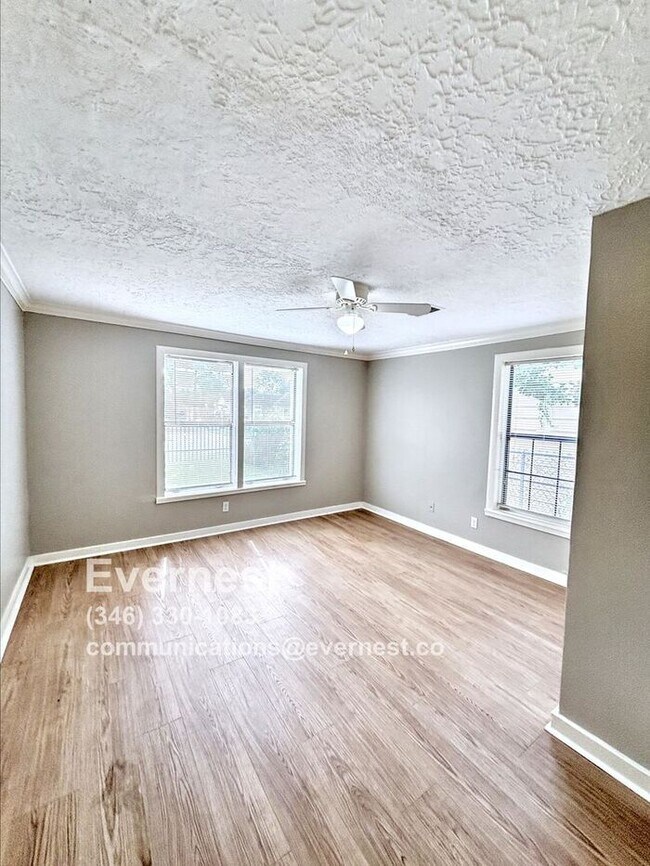 Building Photo - 3-Bedroom, 2-Bath Home with Pool and Conve...