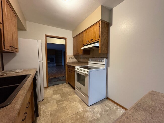 Building Photo - 3 Bed 2 Bath