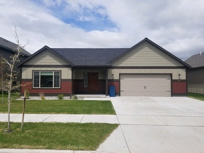 Building Photo - 3 Bedroom 2 Bathroom Home