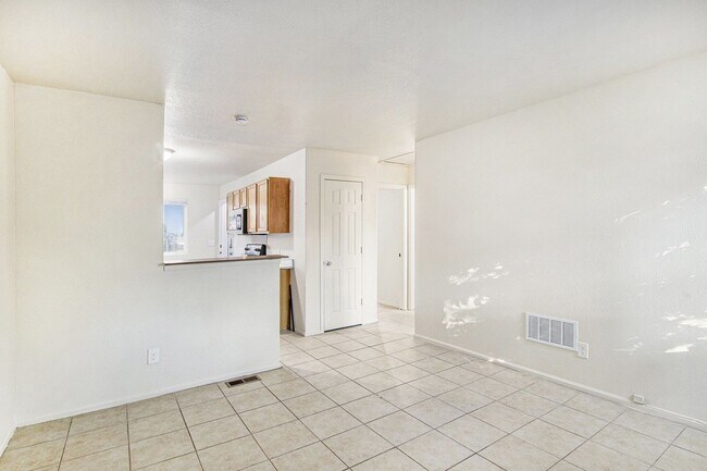 Building Photo - Updated Duplex 4 bed | 2 bath in Westwood!