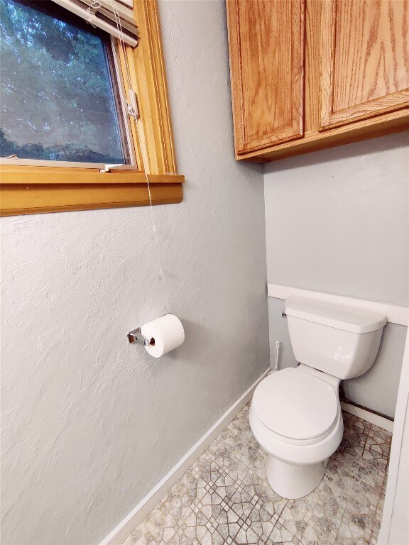 Building Photo - 813 Country Club Rd