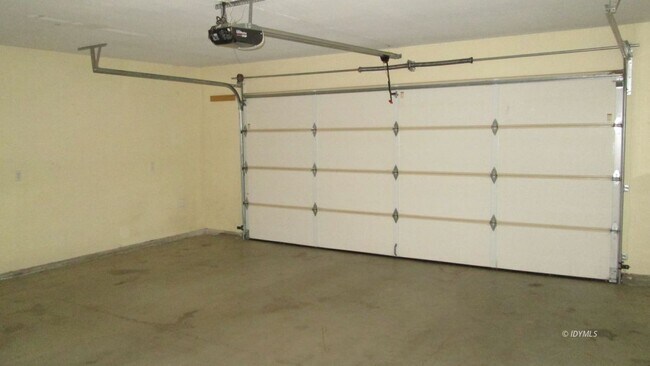 Building Photo - 3 bedroom Rental with garage