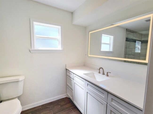 Building Photo - 519 N Shady Ln