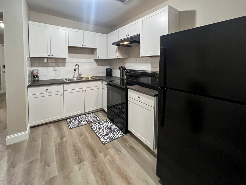 Building Photo - 704 Saint Clair St