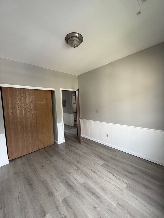 Building Photo - OSU North Campus 5 bedroom 2 bath apartment