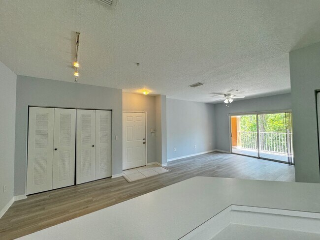 Building Photo - Updated 2BR/1BA Florida Club Condo! Available Soon!