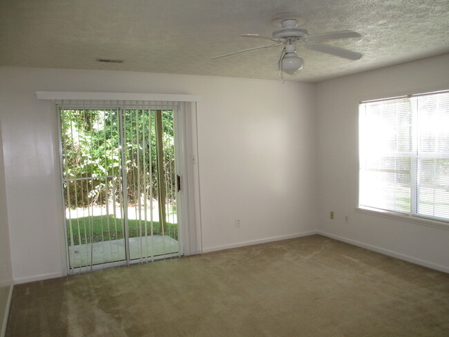 Building Photo - 2 Bedroom, 1 bath apartment - Downstairs Unit