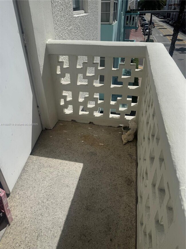 Building Photo - 713 Collins Ave
