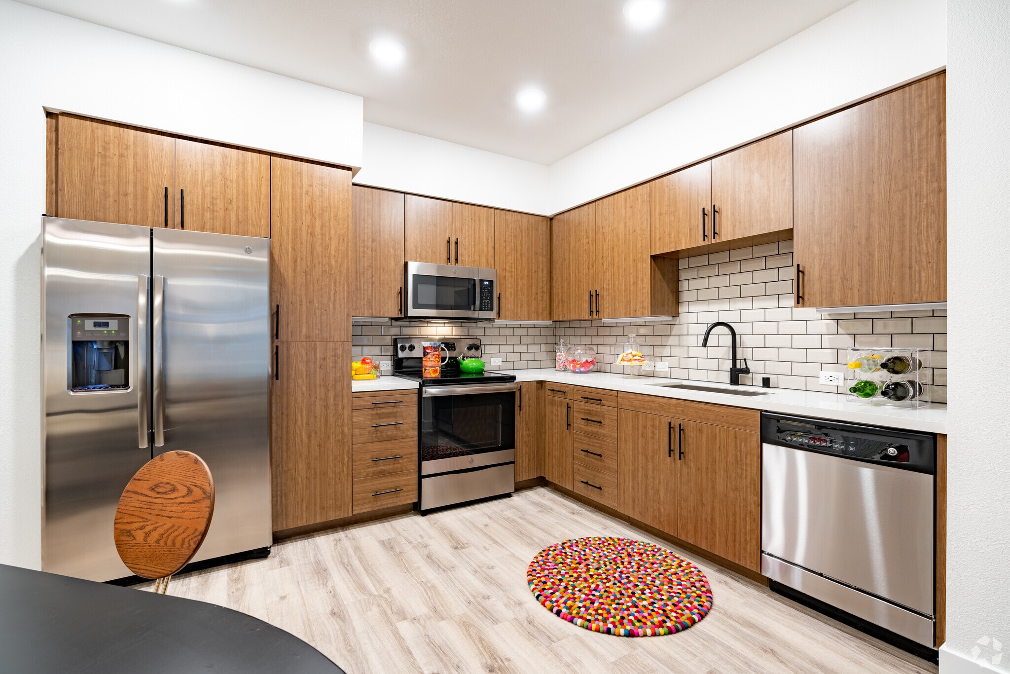 Clarendon Apartments 22121 Clarendon St Woodland Hills CA 91367