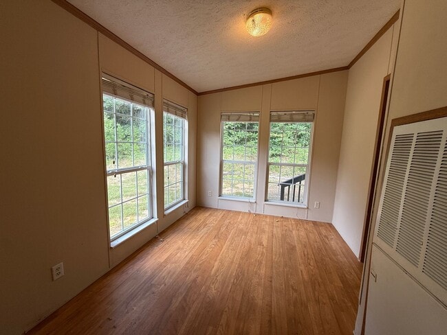 Building Photo - 3bed/2ba Single Family Home