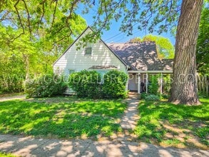 Building Photo - 4-Bedroom Home in Des Moines with Detached 2-Car Garage