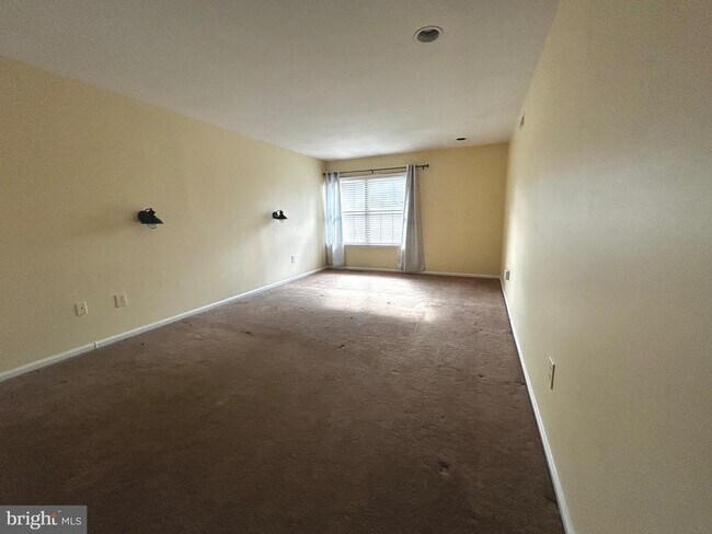 Building Photo - 1410 Stratford Ct