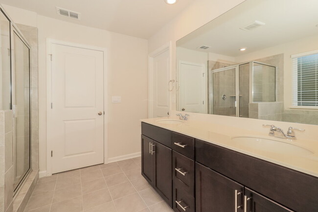 Building Photo - 5872 Hackberry Ln