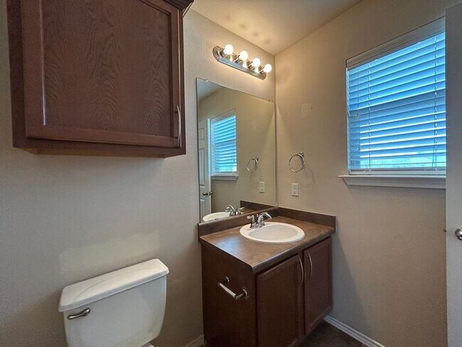 Building Photo - Spacious 3-Bedroom Home in a Convenient Lo...