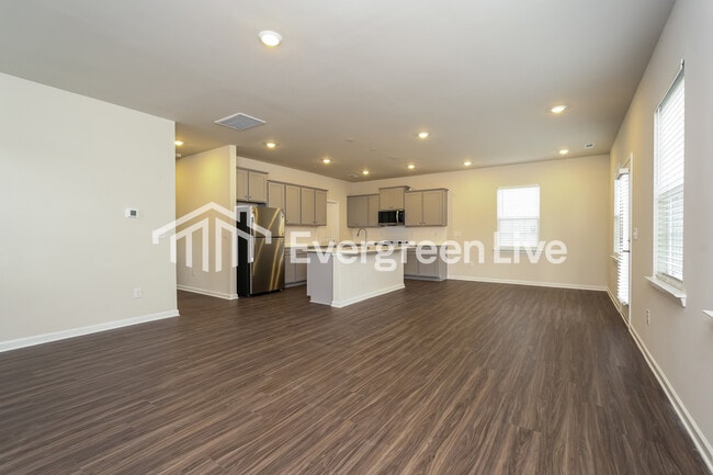 Building Photo - 5561 Hydrangea St