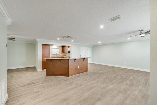 Building Photo - 4 bedroom, 2 bathroom Beachside, Pool Home!