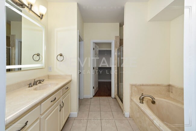 Building Photo - 3 Bed 3 Bath Townhome in West Mobile
