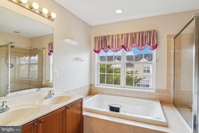 Building Photo - 152 Fieldstone Ct