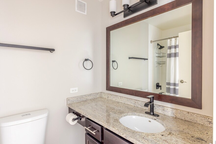 Building Photo - 77 W Huron St