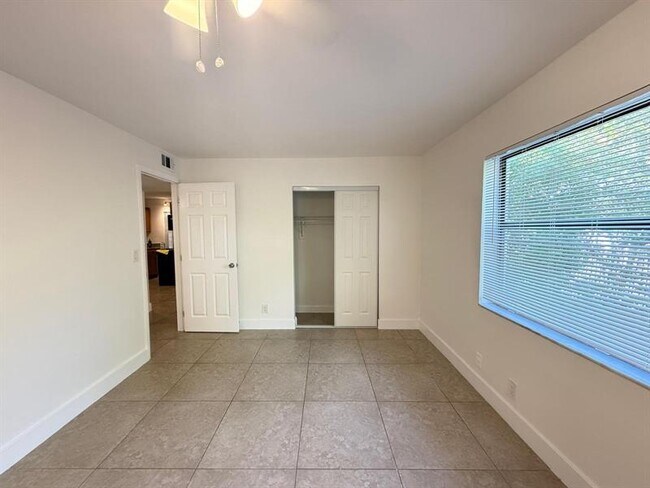 Building Photo - 607 NE 29th Dr