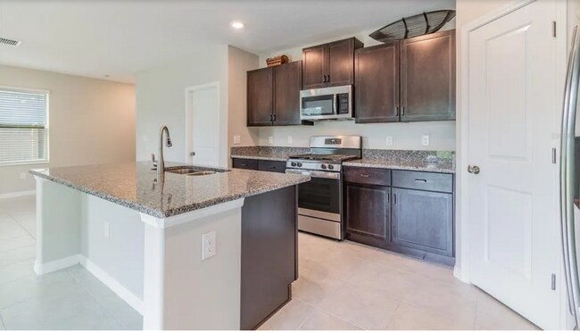 Building Photo - Beautiful 4 BR 2.5 BA home in desirable Ly...