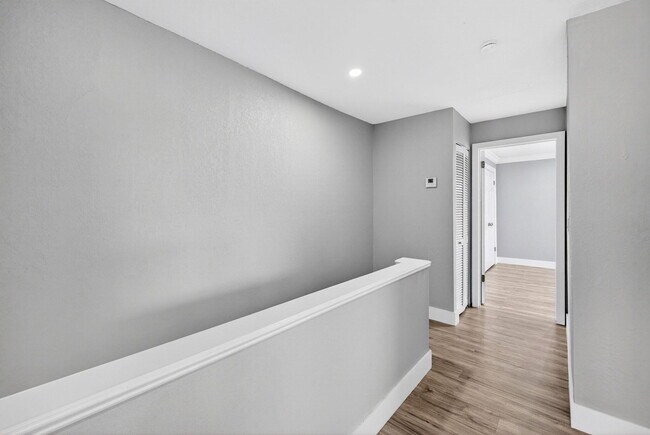 Building Photo - 5424 SW 44th Terrace