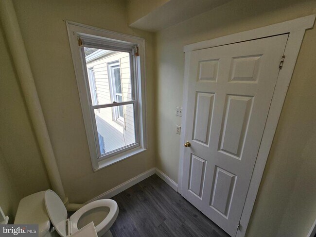 Building Photo - 330 Moss St