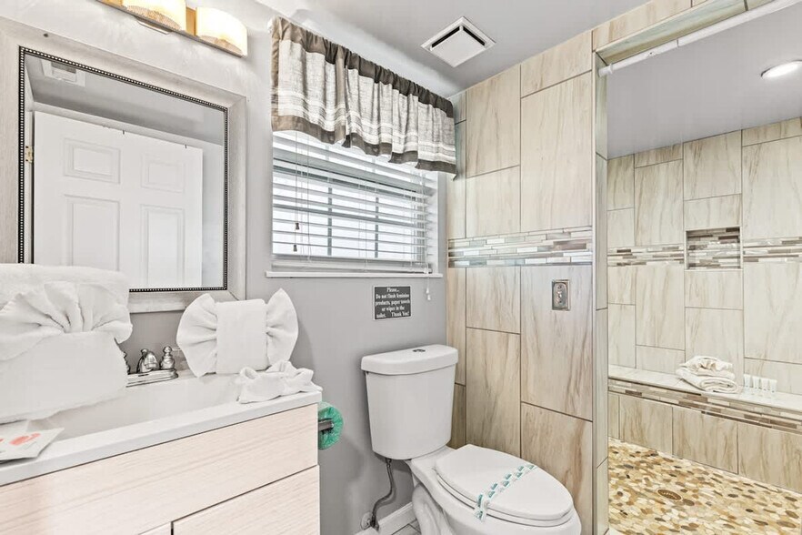 Building Photo - 5218 Beach Dr