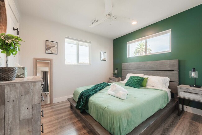 Building Photo - 4917 E Granada Rd