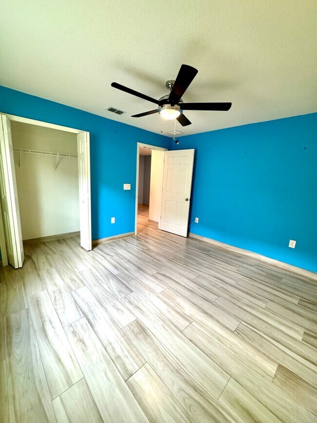 Building Photo - Beautiful 4-Bed, 2-Bath Home in a Prime Location!