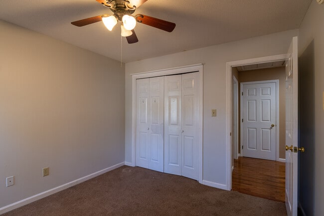 Building Photo - 4135 Knollcrest Cir N