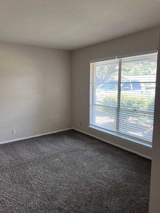 Building Photo - 1217 Briarwood Dr