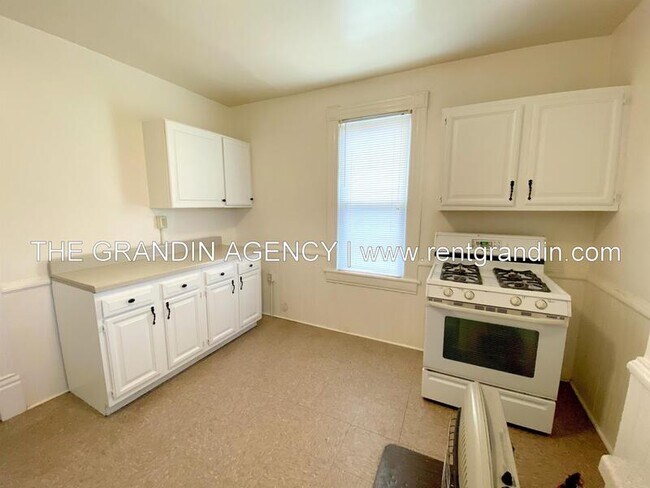 Building Photo - 909 13th St SE