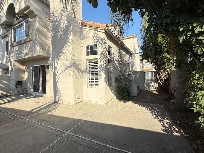 Building Photo - Conveniently located home in Irvine