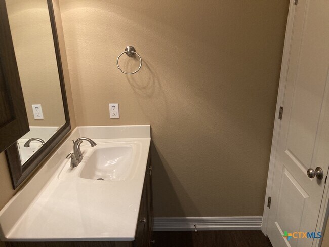 Building Photo - 2710 S Clear Creek Rd