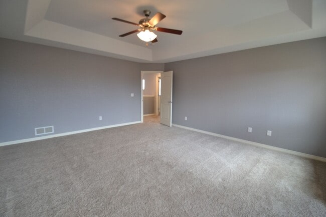 Building Photo - 5 Bed 3.5 Bath 3 Car Garage with AC