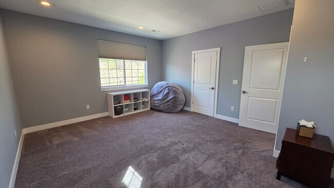 Building Photo - Modern 4 Bedroom 5 Bath Townhome - With Lots of Natural Light and Great Views!