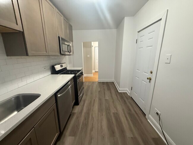 Building Photo - 104 Lincoln Ave