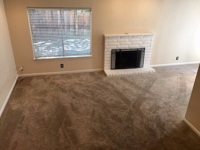 Building Photo - 131 Fountainhead Ct