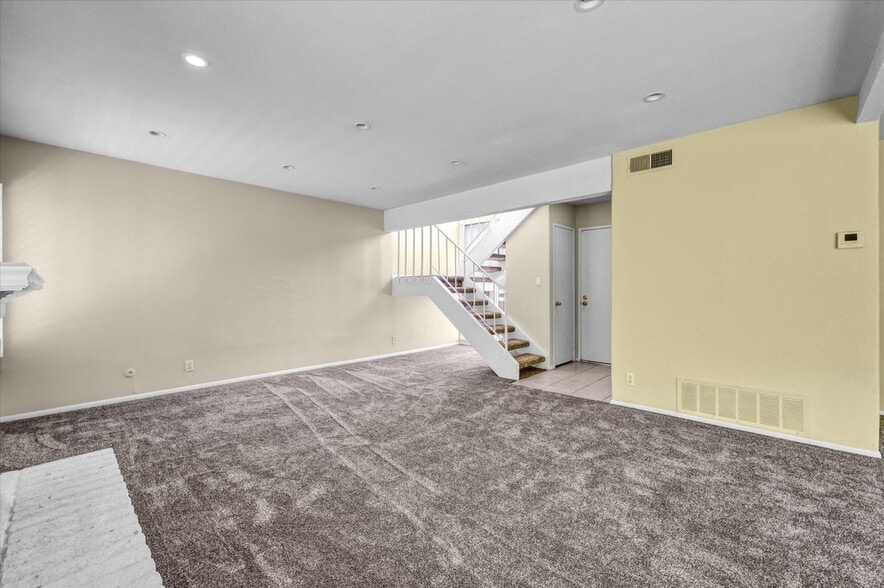 Building Photo - 5598 E Vista Del Rio