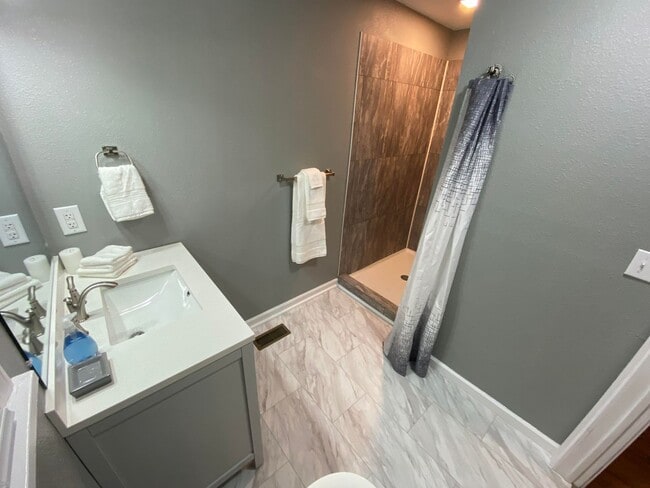 Building Photo - Like New Close to MSU 2 br 2 ba with basement